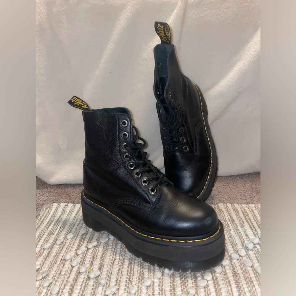 Dr. Marten's 1460 PASCAL MAX
LEATHER PLATFORM BOOTS